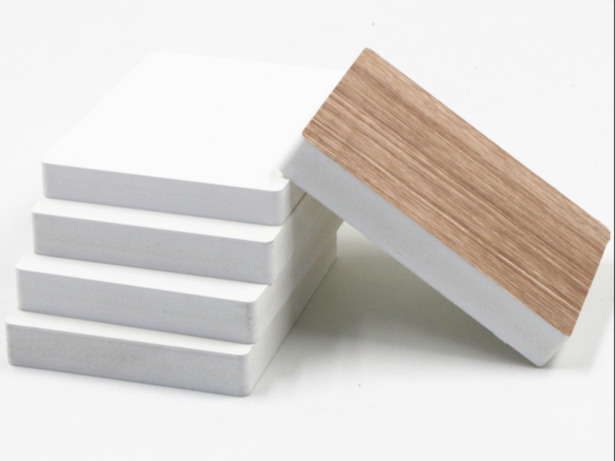 Линия экструзии мебельных щитов из ДПК (ПВХ+дерево)