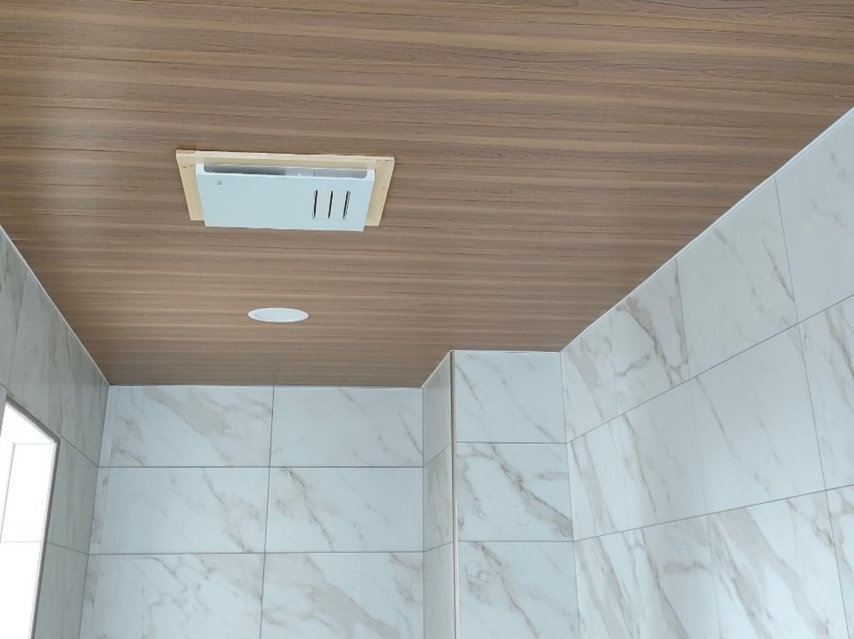 Линия экструзии потолочных профилей из ПВХ